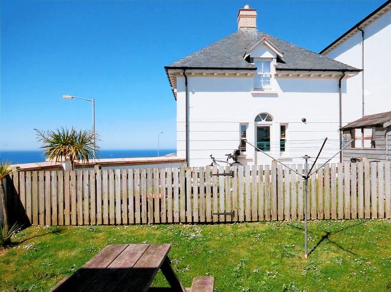 Cottage with yard | Water view — photo 3