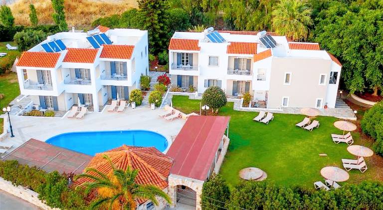 Holiday apartment with pool, grill & yard — photo 3
