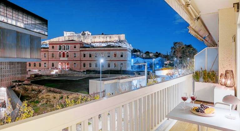 Fully equipped pleasant holiday apartment with patio | Next to Acropolis of Athens | Pets are welcome in Athens