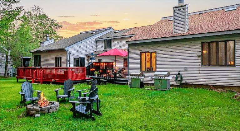 House with pool | Suitable for remote work | Pets allowed in Lake Harmony, PA