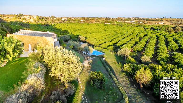 Family-friendly vacation home with pool, patio & barbeque | Pets are welcome in Noto