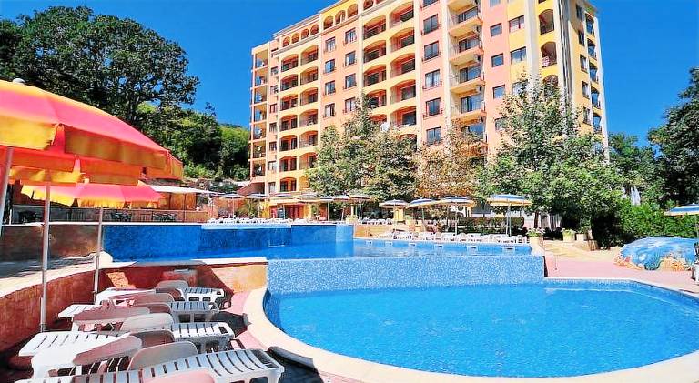 Serviced apartment with pool, garden & terrace in Varna