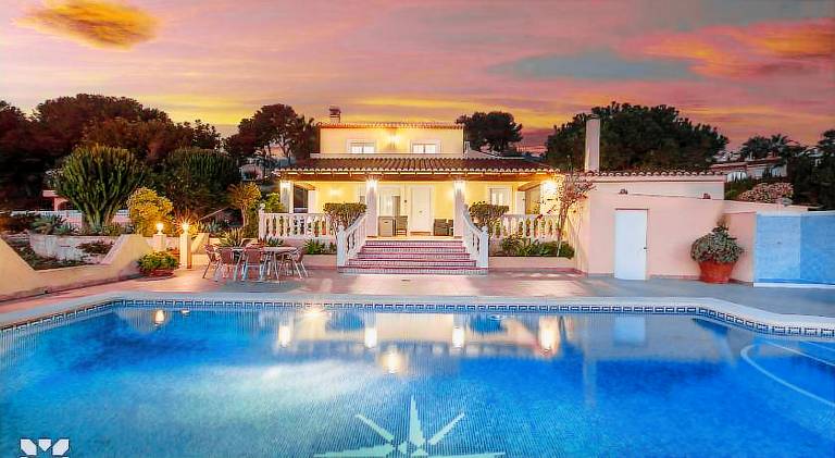 Fully equipped lovely villa with patio, barbecue & private pool | Pets allowed in Mora
