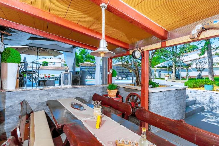 Apartment with terrace, private pool & yard | Pool view — photo 4