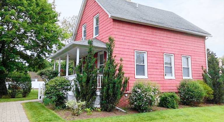 Vacation home | Dogs allowed in Mystic, CT