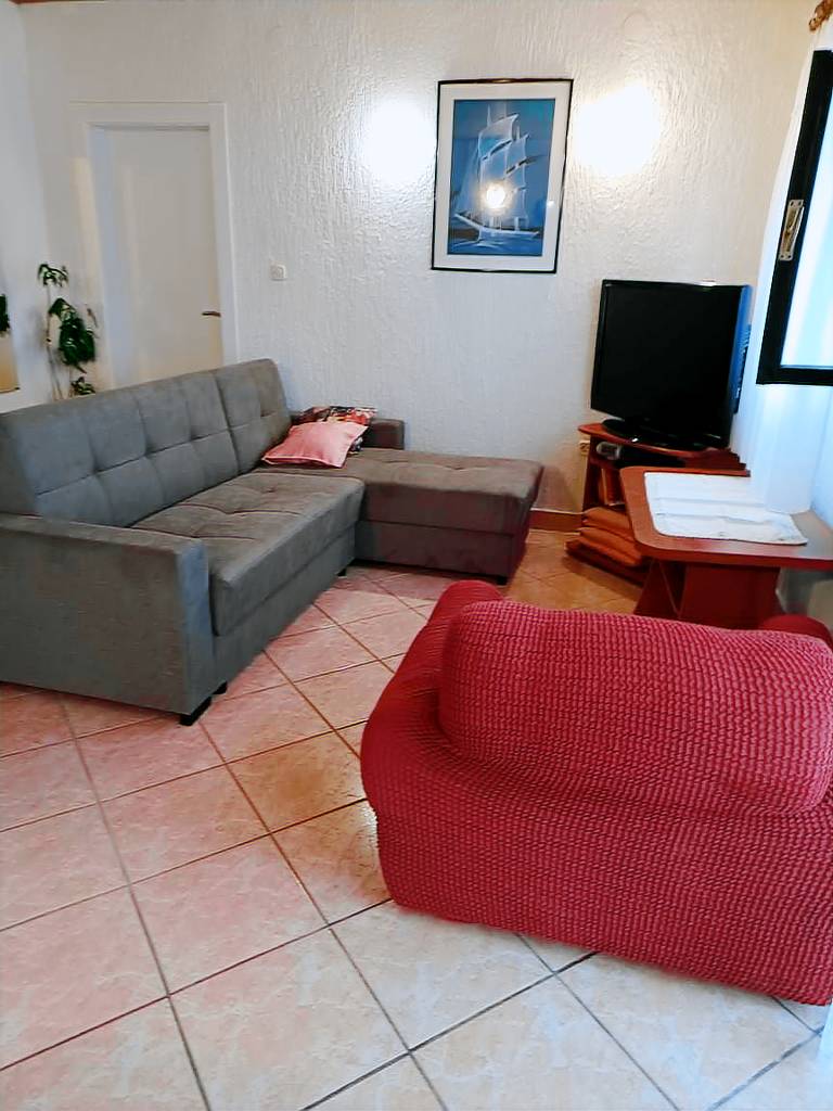 Apartment with patio & grill — photo 2