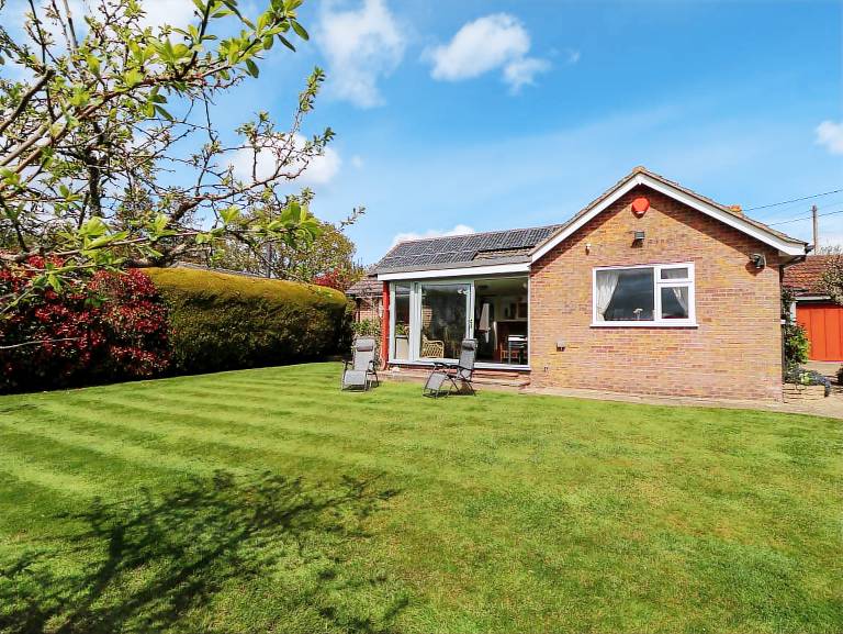 Cottage with garden | Beach view — photo 2