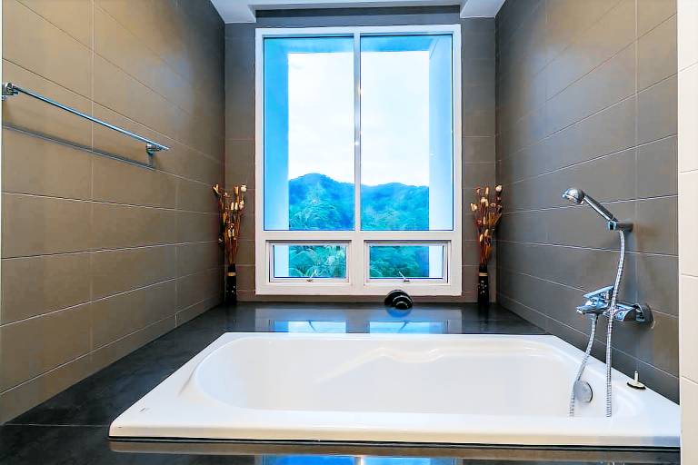Seaview penthouse in Karon walk to beach & sh