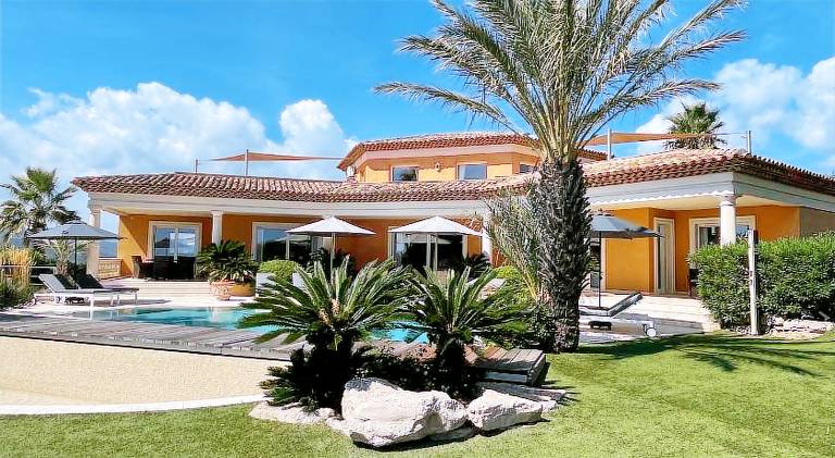 Villa with pool — photo 4