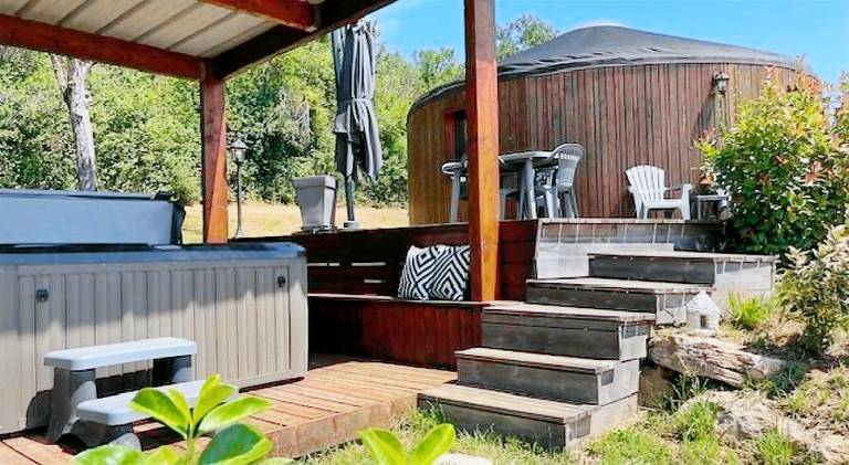 House with hot tub — photo 4