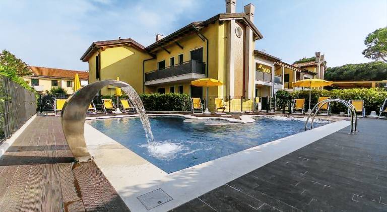 Serviced apartment with pool, yard & hot tub in Jesolo
