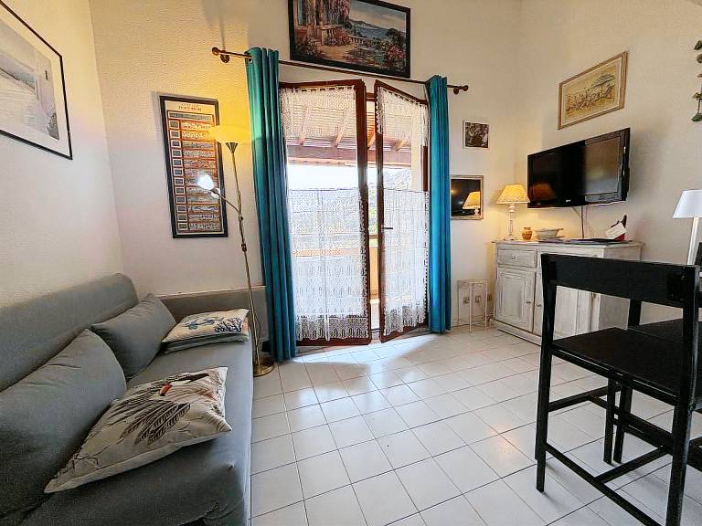 Apartment with pool — photo 4