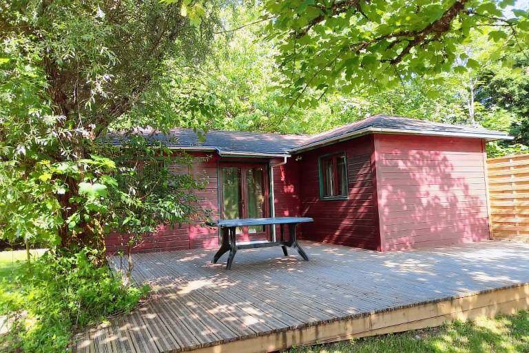 Chalet with pool, yard & grill | River view | Next to the beach | Pets are welcome — photo 5