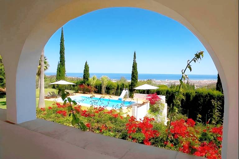 Villa with pool, yard & barbeque — photo 5