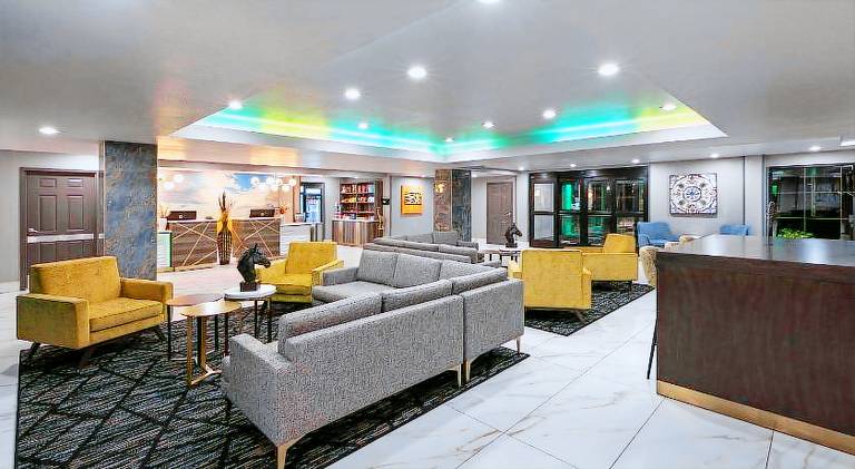 La Quinta Inn & Suites by Wyndham Olathe — photo 4