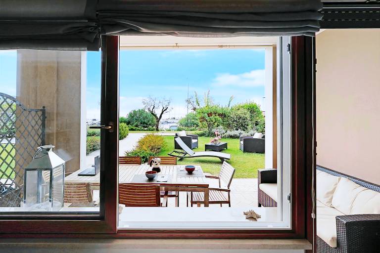 Luxury Apartment with Lake View, Shared Pool & Wi-Fi — photo 4