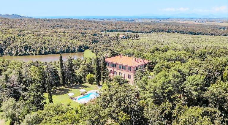 Farm with garden, pool & patio in Piombino