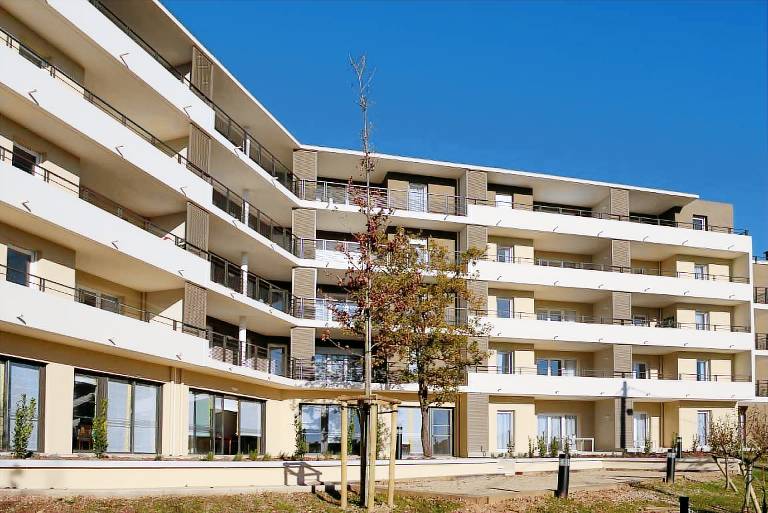 Holiday apartment with patio, pool & yard in Fréjus