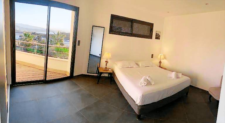 Serviced apartment with yard — photo 2