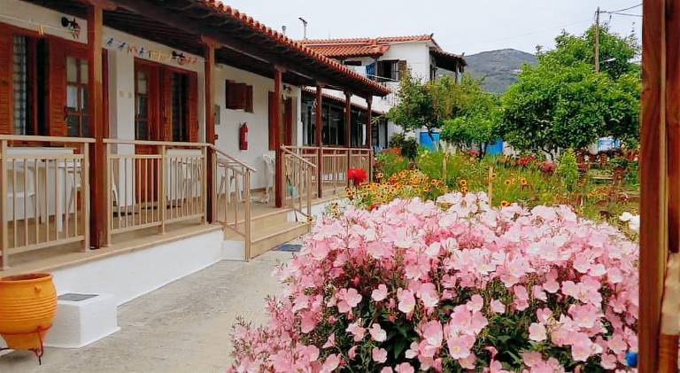 Serviced apartment with yard & terrace in Skiathos