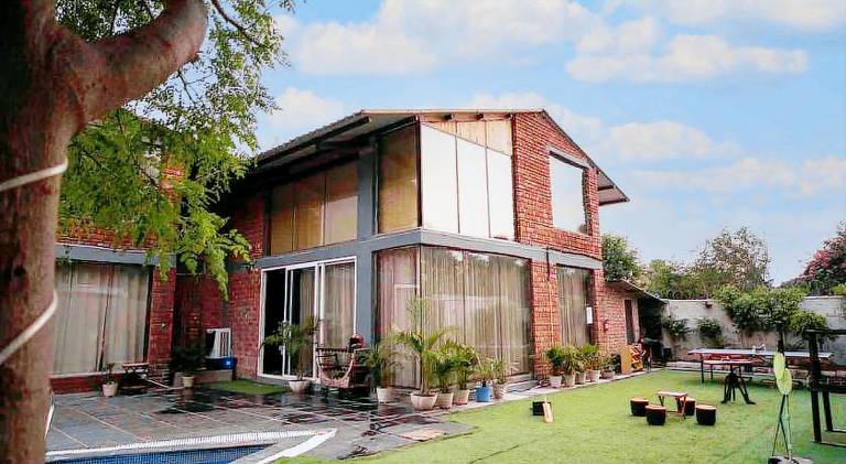 Villa with pool, grill & yard — photo 5