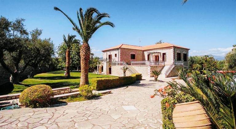 Spacious villa | Pets are welcome in Aigialeia