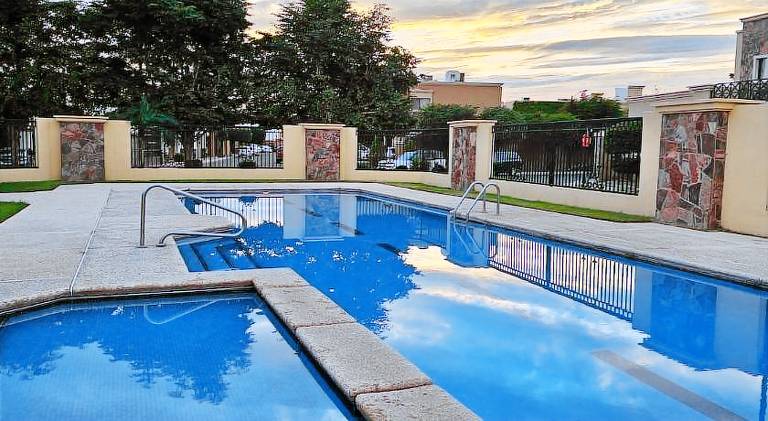 Apartment with pool — photo 3