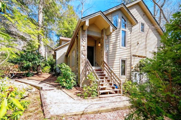 Family-friendly charming house with jacuzzi, heated pool & patio | Mountain view | Pets allowed — photo 4