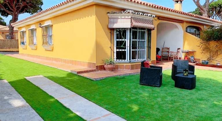 Vacation home with garden, patio & grill in Chiclana de la Frontera