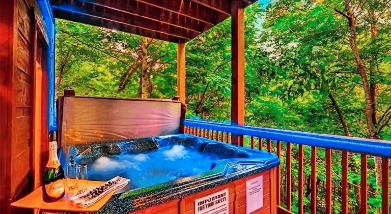 Goonies Cove - Spacious 4BR Cabin Arcade, Pool Table & Hot Tub! — photo 4