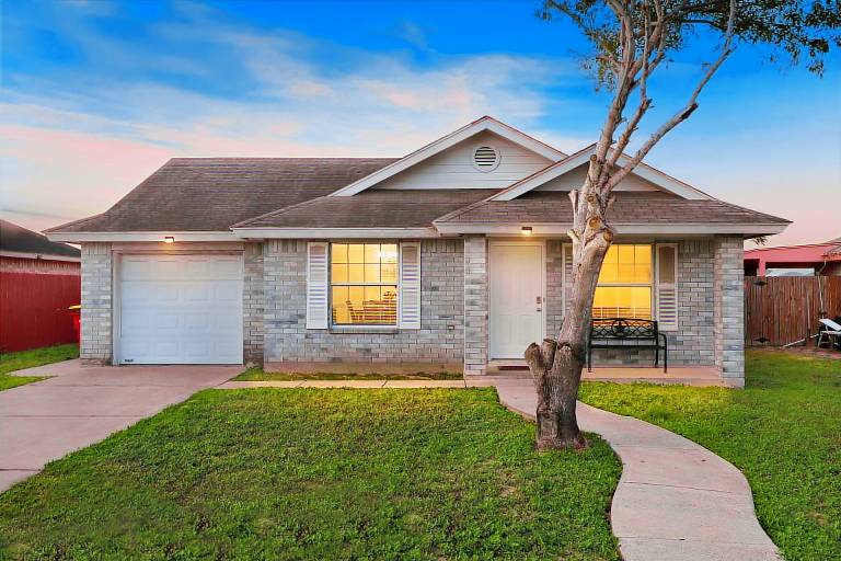 Hot Tub! Dog-Friendly Gem 6 Mi to Dtwn Brownsville in Brownsville, TX