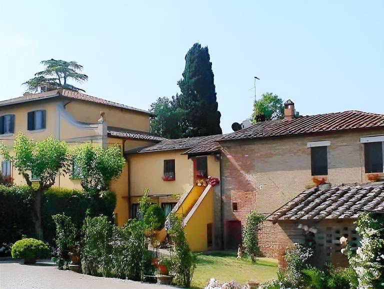 Holiday apartment with garden, BBQ & pool in Chianciano Terme