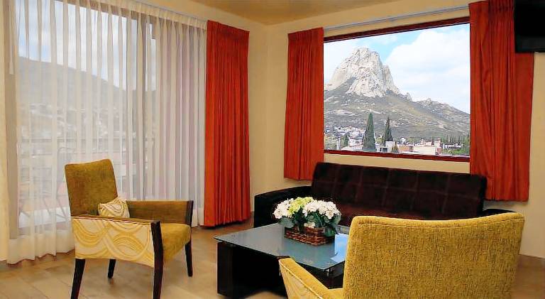Hotel Plaza Bernal