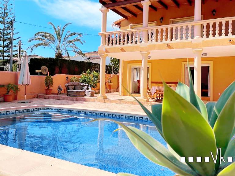 Villa with private pool, barbeque & yard — photo 5