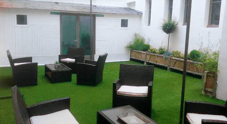 Serviced apartment with patio | Pet-friendly — photo 4
