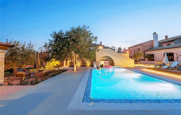 Luxury Mediterranean 4-BR Villa for 8 with Sauna and Heated Pool in Umag