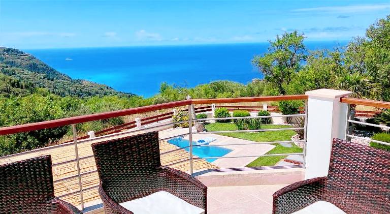 Villa with yard, barbeque & private pool — photo 2