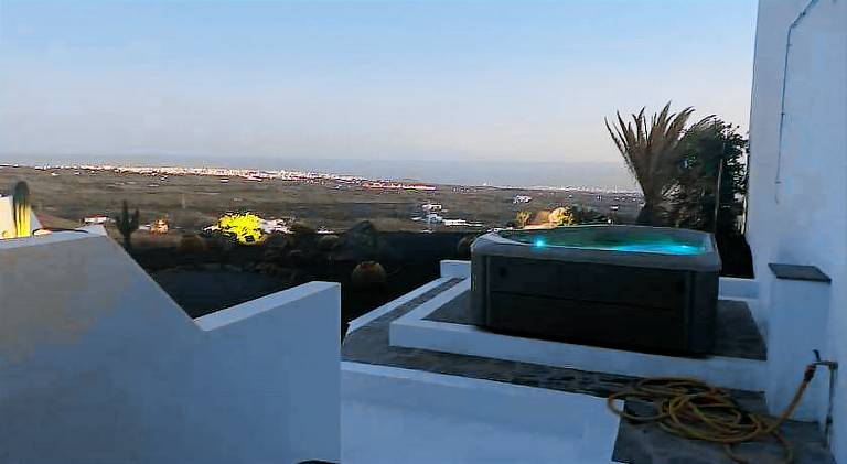 Private loft-sea views-Jacuzzi — photo 4