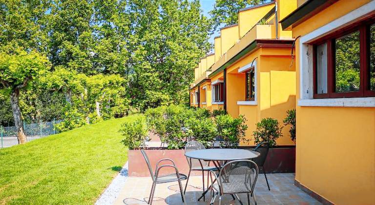 Child-friendly serviced apartment with private pool, yard & patio | Perfect for remote work | Pets allowed — photo 4