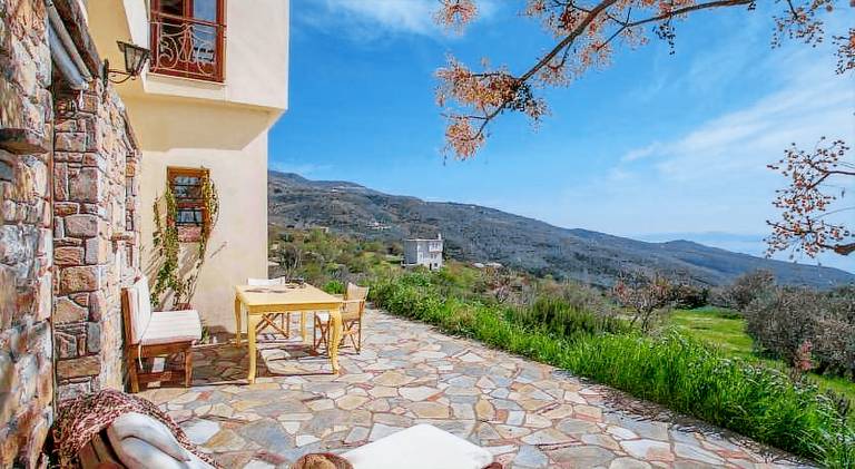 Fully equipped charming vacation home with yard, patio & barbeque | Suitable for remote work | Pet-friendly — photo 3