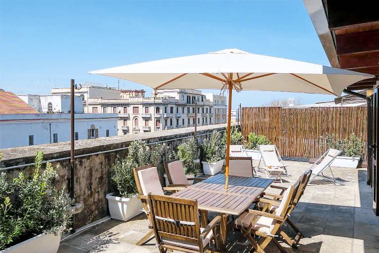 Holiday apartment with patio in Bari