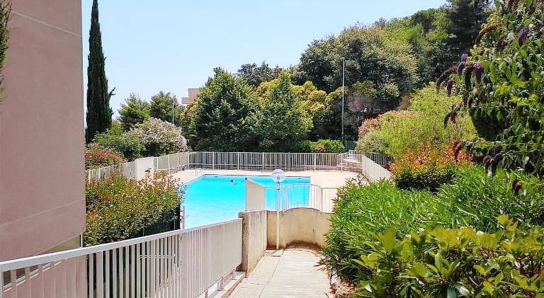 Rental apartment with patio, garden & private pool in Nice