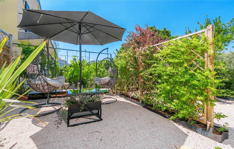 Apartment with grill, garden & patio — photo 4