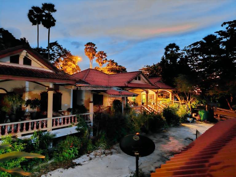 Cosy mandala beachfront bungalow — photo 3