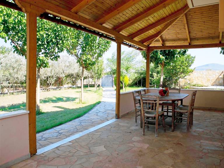 Family-oriented wonderful house with terrace, grill & yard | Pets allowed — photo 3