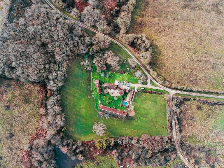 Charming Nature Retreat with King Bed, Private Terrace, and Shared Pool in the Brenne Park — photo 4