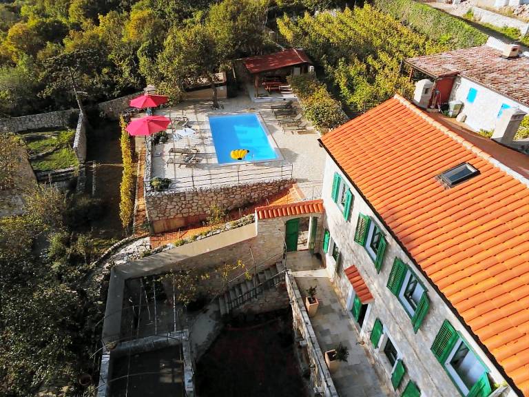 Vacation home with barbeque, private pool & patio — photo 3