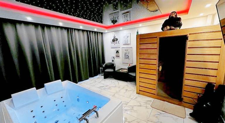 Holiday apartment with hot tub in Strasbourg