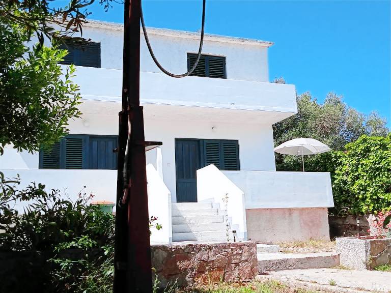 Holiday apartment with terrace, barbeque & yard — photo 4