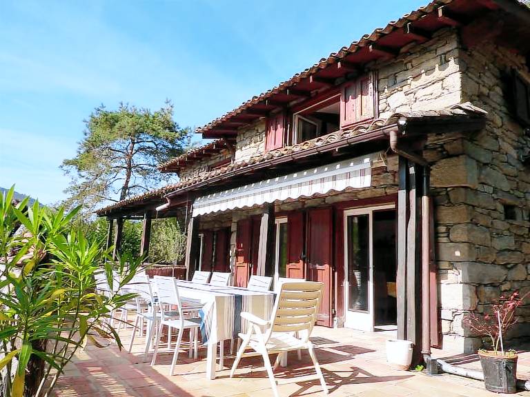 Gite with yard, barbeque & terrace | Pet-friendly in Pamiers